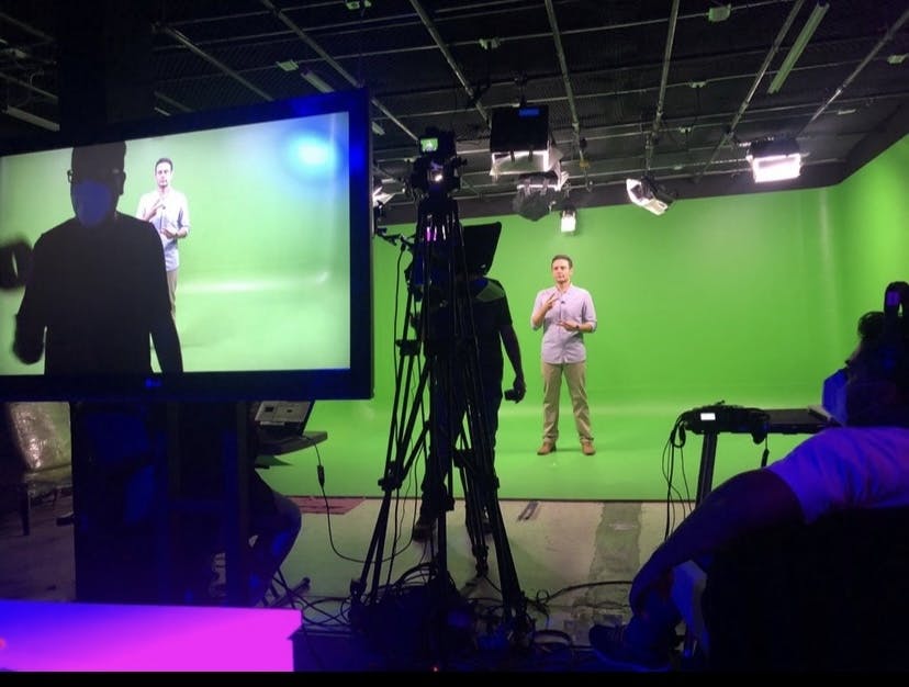 Ponente en conversación en escenario virtual de foro sinergis green screen