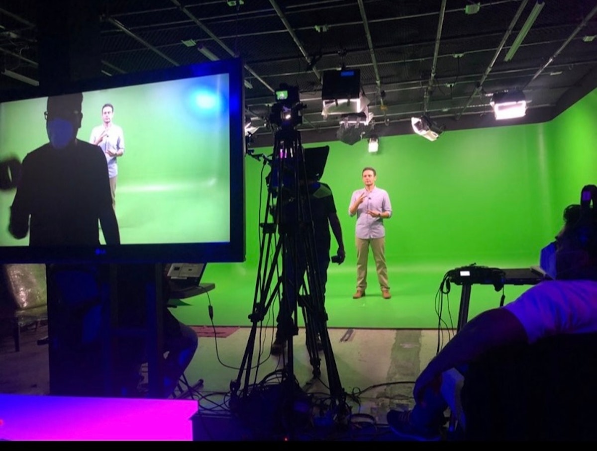 Ponente en conversación en escenario virtual de foro sinergis green screen