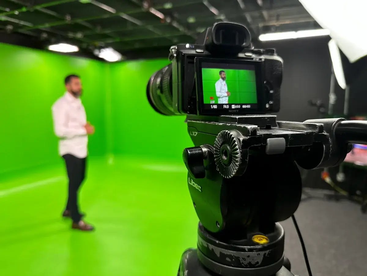 Ponente en escenario virtual de foro sinergis green screen