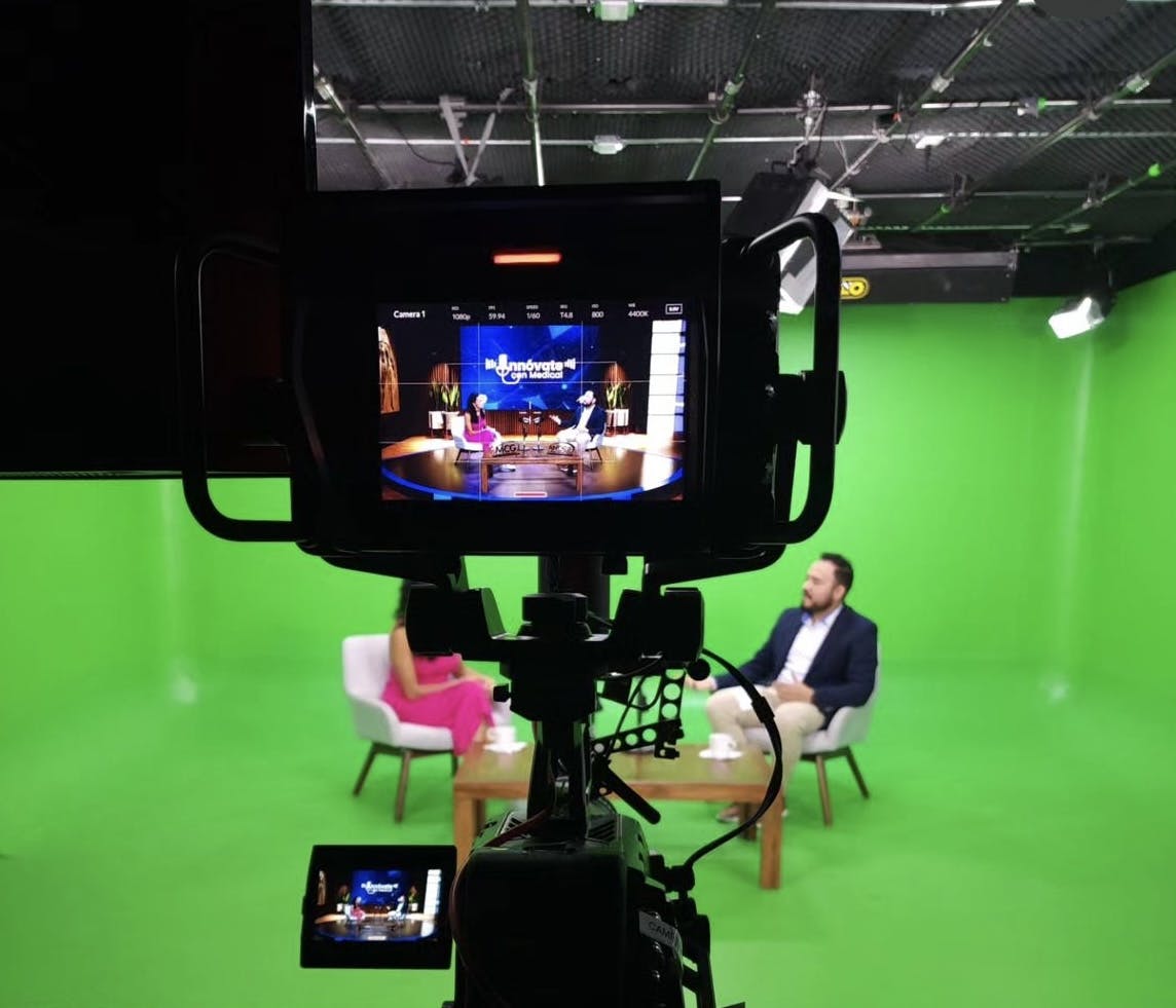 Ponentes en conversación en escenario virtual de foro sinergis green screen