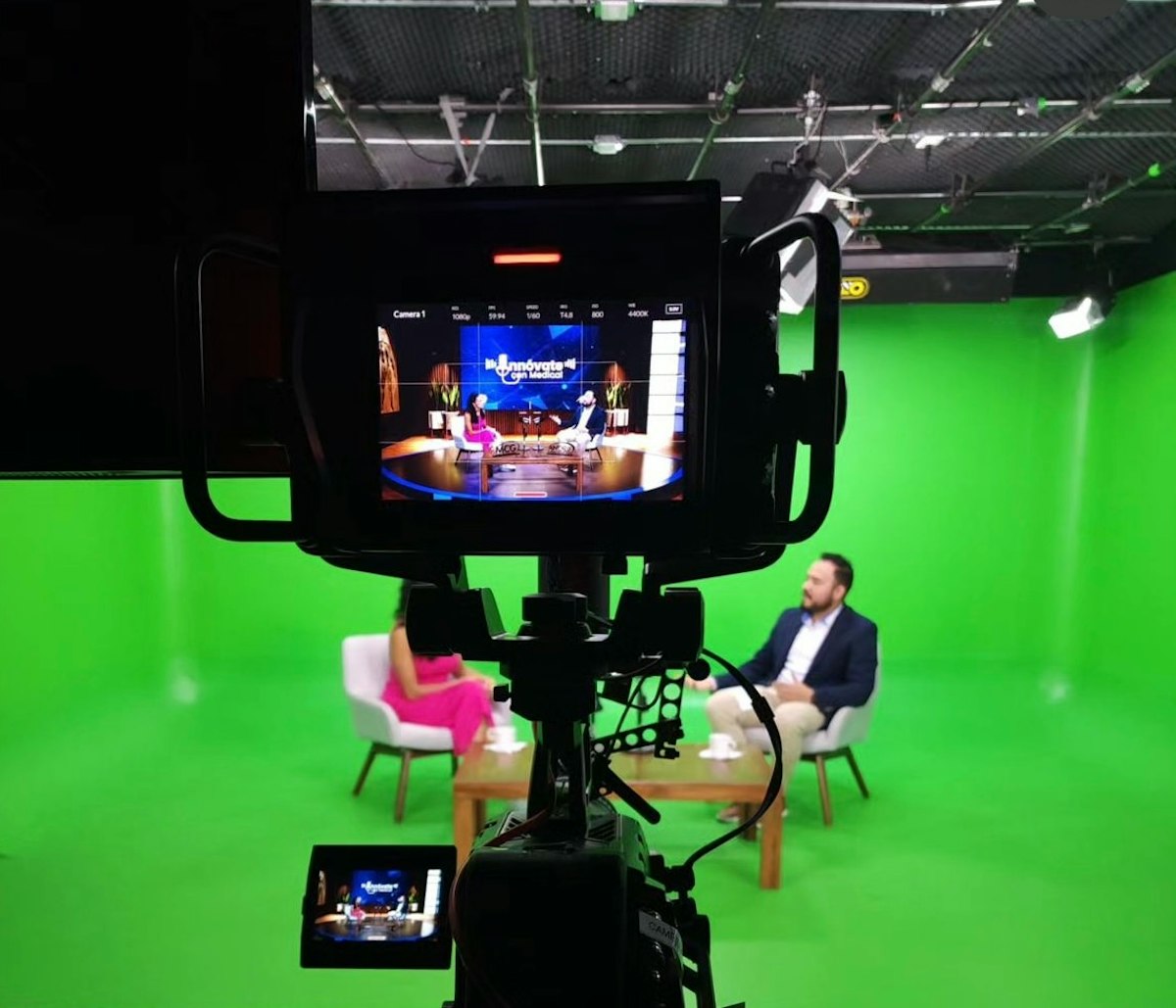 Ponentes en conversación en escenario virtual de foro sinergis green screen