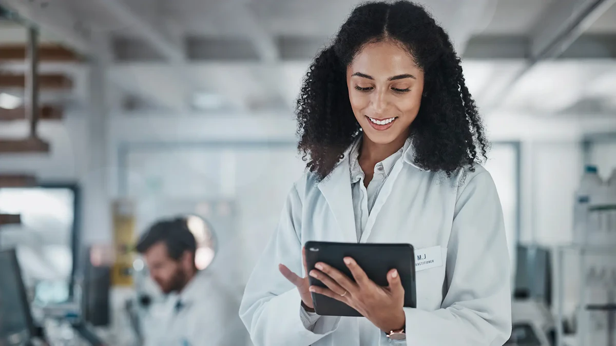 Médico revisando evidencias de cumplimiento de normas
