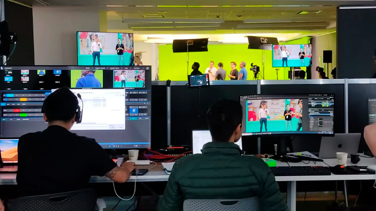 Equipo de Sinergis trabajando en una producción virtual