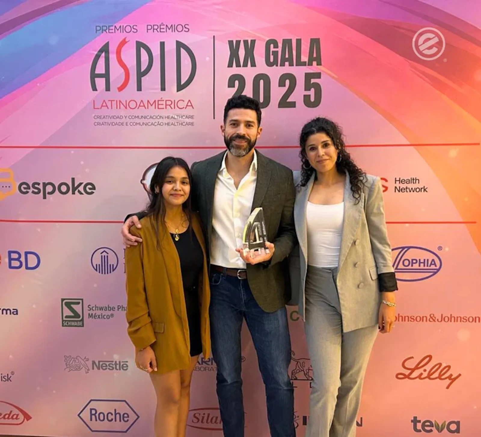 Equipo de Sinergis recibiendo el Aspid de Plata 2025
