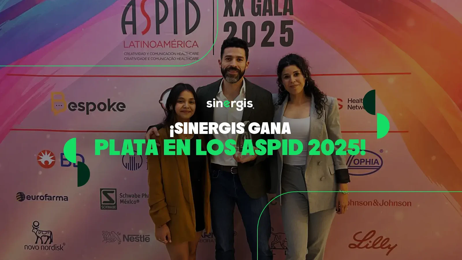 Equipo de Sinergis recibiendo el Aspid de Plata 2025