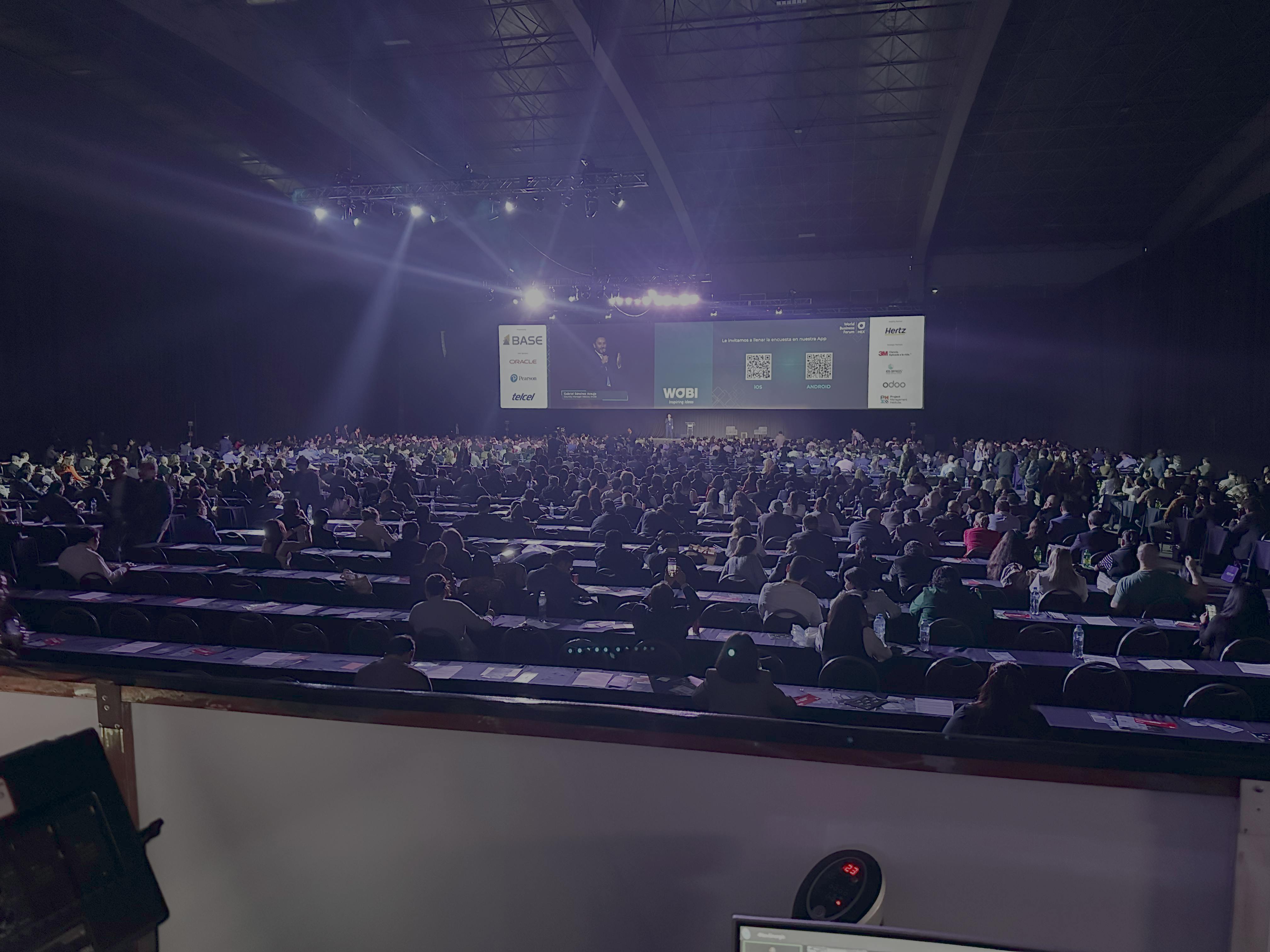 Evento para WOBI, producción de evento, presentadores en pantalla