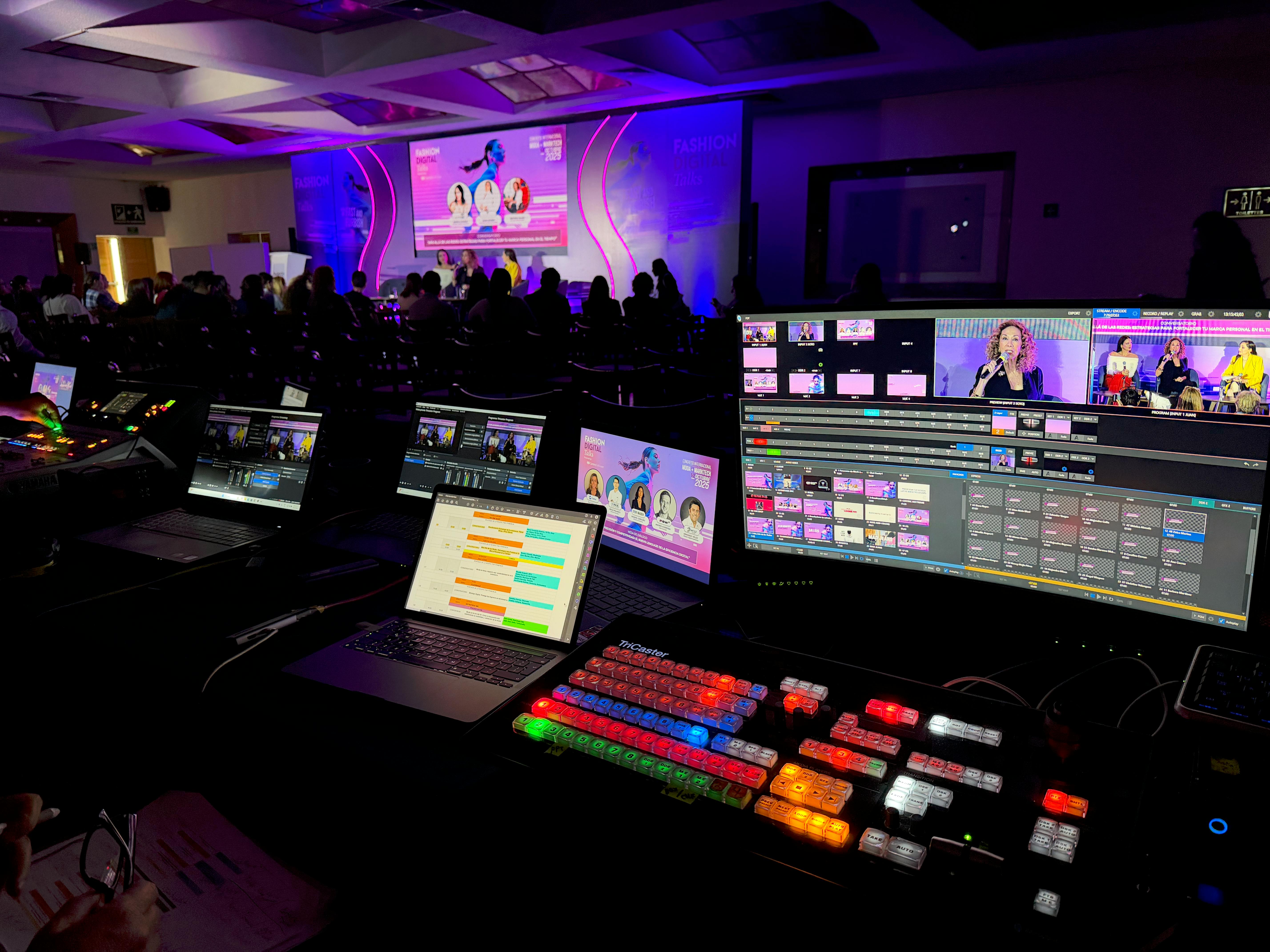 producción en vivo, evento corporativo, set de producción y equipo profesional en sede de evento